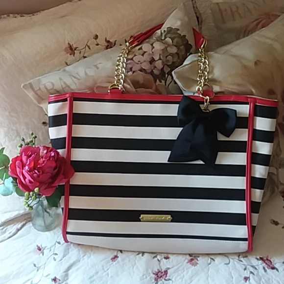 Betsey Johnson Handbags - 💗Betsy Johnson large bag💗